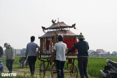 Tang thương cảnh một chiếc xe tang quay vòng đưa 5 nữ sinh ra nghĩa trang