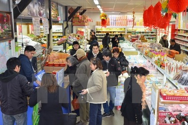 Sôi động hội chợ đón Tết Đinh Dậu của người Việt giữa Paris