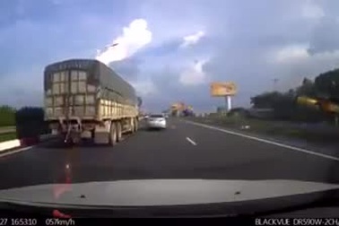 Xe con gặp nạn vì vượt xe tải thiếu dứt khoát
