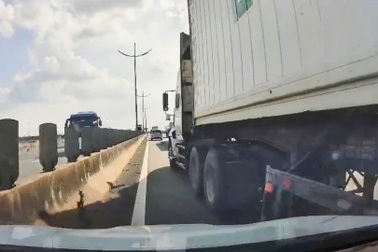 Xe đầu kéo chuyển làn va chạm ô tô rồi rời khỏi hiện trường ở Tây Ninh