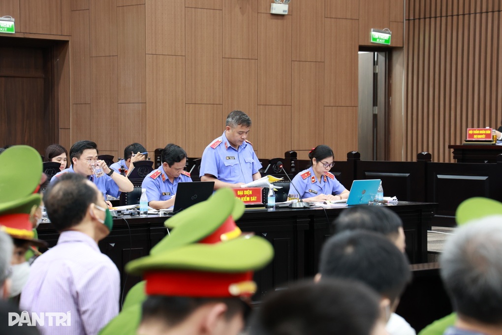 Vụ án chuyến bay giải cứu: Kiếm tiền trên sự cùng cực của người dân - 1 Vụ án chuyến bay giải cứu: Kiếm tiền trên sự cùng cực của người dân - 1