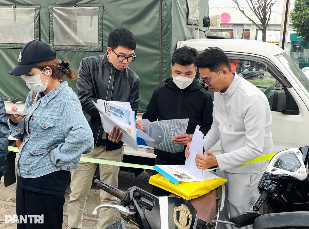 Có người ngất xỉu trong cơn hỗn loạn chen lấn mua nhà ở xã hội tại Hà Nội - 2 Có người ngất xỉu trong cơn hỗn loạn chen lấn mua nhà ở xã hội tại Hà Nội - 2