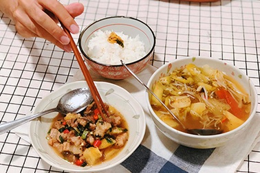 Dân mạng rần rần khoe mâm cơm "ngon không tưởng" giữa dịch Covid-19