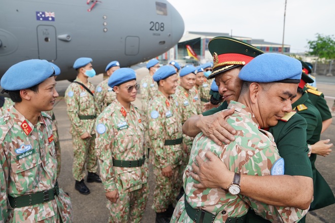 Xúc động giờ phút chia tay chiến sĩ mũ nồi xanh lên đường sang Nam Sudan - 9 Xúc động giờ phút chia tay chiến sĩ mũ nồi xanh lên đường sang Nam Sudan - 9