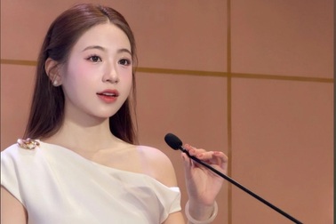 Á hậu Thanh Trúc đồng hành cùng du lịch Sầm Sơn, nói về vấn nạn tin giả