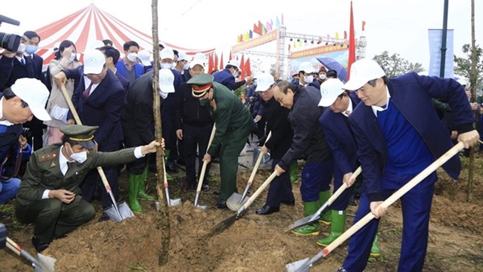 Chủ tịch nước Nguyễn Xuân Phúc cùng lãnh đạo các Bộ, ngành và tỉnh Phú Thọ trồng cây tại Khu Di tích lịch sử Đền Hùng