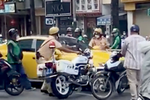 CSGT có phải bồi thường khi dùng gậy chuyên dụng đập xe vi phạm?