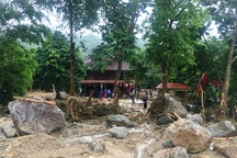 Vụ 4 người bị lũ cuốn: Những tảng đá hàng chục tấn vùi lấp 3 căn nhà