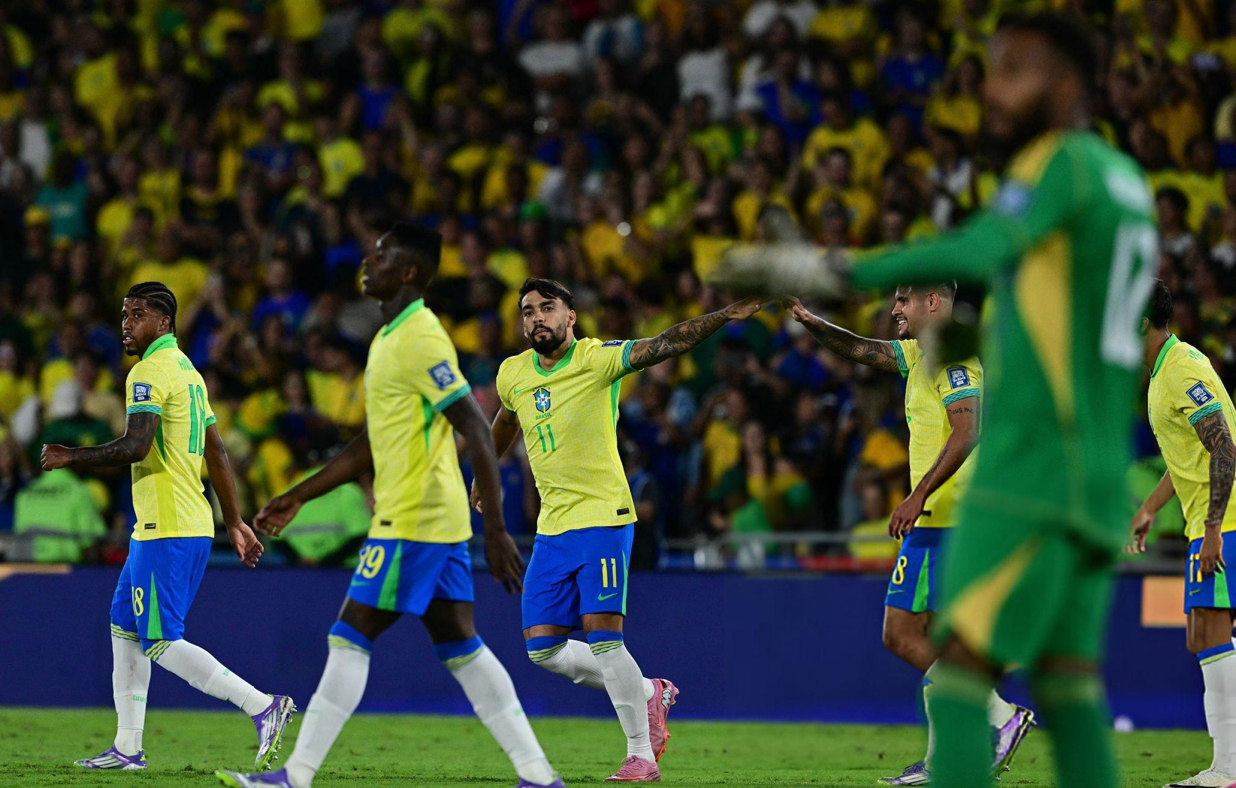 Messi giúp Argentina đại thắng, Brazil vươn lên nhì bảng - 4