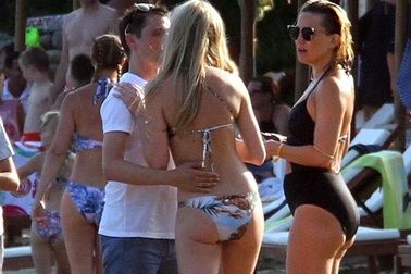 Người đẹp nhất thế giới thoải mái ngắm bồ cũ hôn tình mới