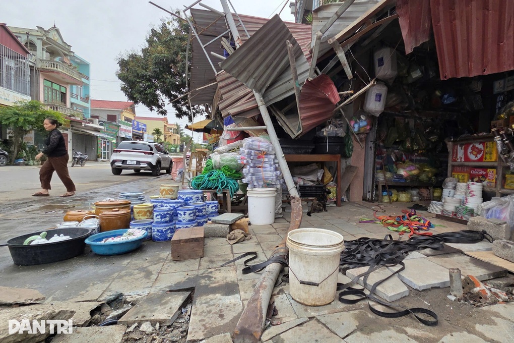 Vụ ô tô tông liên hoàn: Sau tiếng rầm, thấy vài người nằm dưới đường - 1 Vụ ô tô tông liên hoàn: Sau tiếng rầm, thấy vài người nằm dưới đường - 1