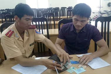 Hà Nội: Nam sinh viên đánh rơi 10 triệu đồng khi đi xem pháo hoa