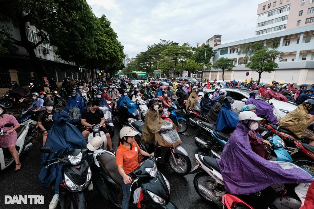 Mưa đúng giờ tan tầm, đường phố Hà Nội tắc không lối thoát - 1 Mưa đúng giờ tan tầm, đường phố Hà Nội tắc không lối thoát - 1