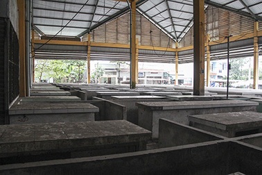 Chợ tiền tỷ bỏ hoang, tiểu thương xuống đường buôn bán