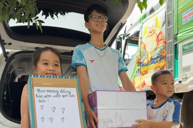 Người dân Đắk Lắk gom nhu yếu phẩm hỗ trợ bà con vùng lũ Nghệ An