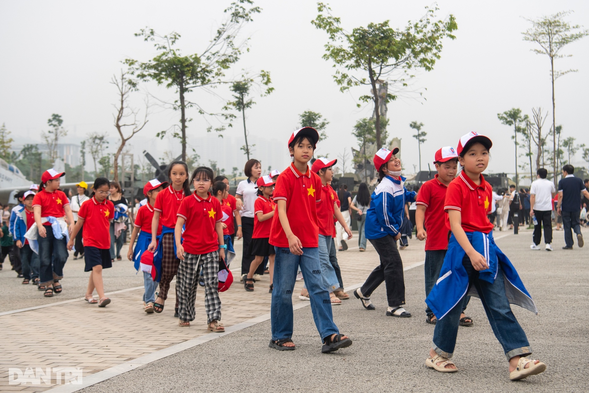 Đông nghịt khách trong ngày đầu Bảo tàng Lịch sử Quân sự thu vé vào cửa - 6 Đông nghịt khách trong ngày đầu Bảo tàng Lịch sử Quân sự thu vé vào cửa - 6