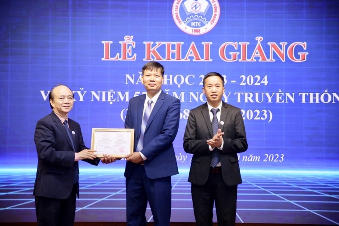 Lãnh đạo nhà trường, khoa điện Công nghiệp nhận Giấy chứng nhận đạt chất lượng kiểm định chương trình đào tạo