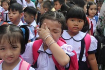 Mẹ bật khóc khi con vừa vào lớp 1 bị cô giáo chê bai đủ kiểu