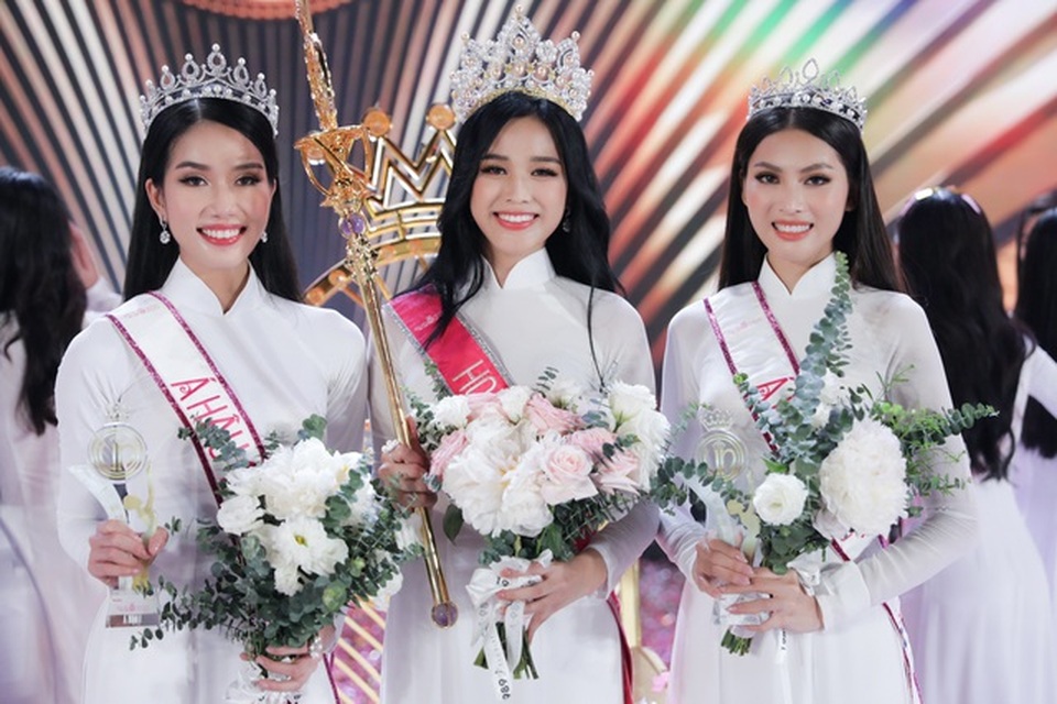 Người đẹp Việt điêu đứng vì thị phi sau khi đăng quang Hoa hậu - 4 Người đẹp Việt điêu đứng vì thị phi sau khi đăng quang Hoa hậu - 4