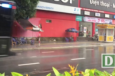 Đoàn xe "khủng" của Mỹ quay trở lại sân bay Đà Nẵng