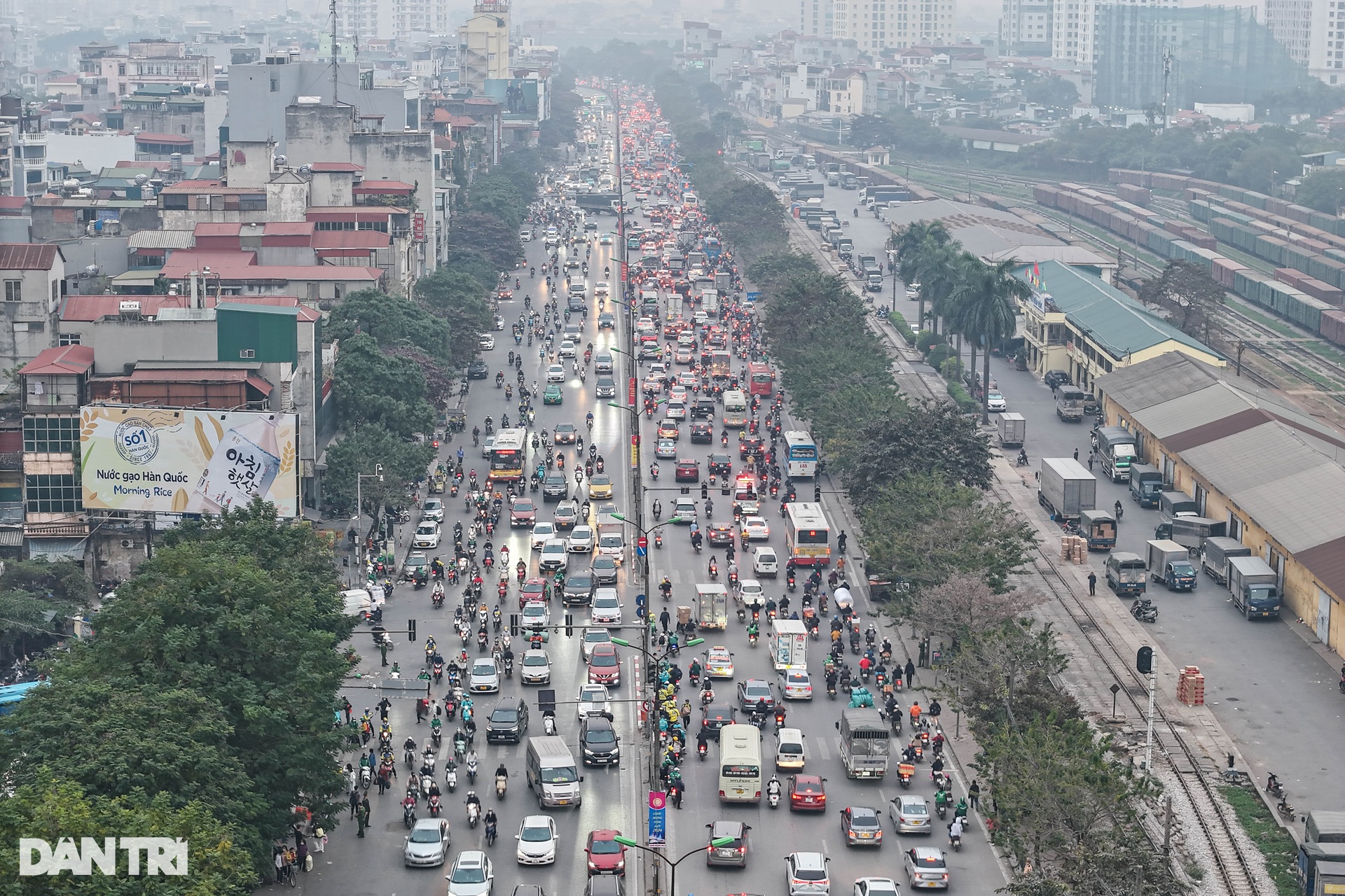 Người dân đổ về quê nghỉ Tết Dương lịch, cửa ngõ Hà Nội ùn tắc kéo dài - 2 Người dân đổ về quê nghỉ Tết Dương lịch, cửa ngõ Hà Nội ùn tắc kéo dài - 2