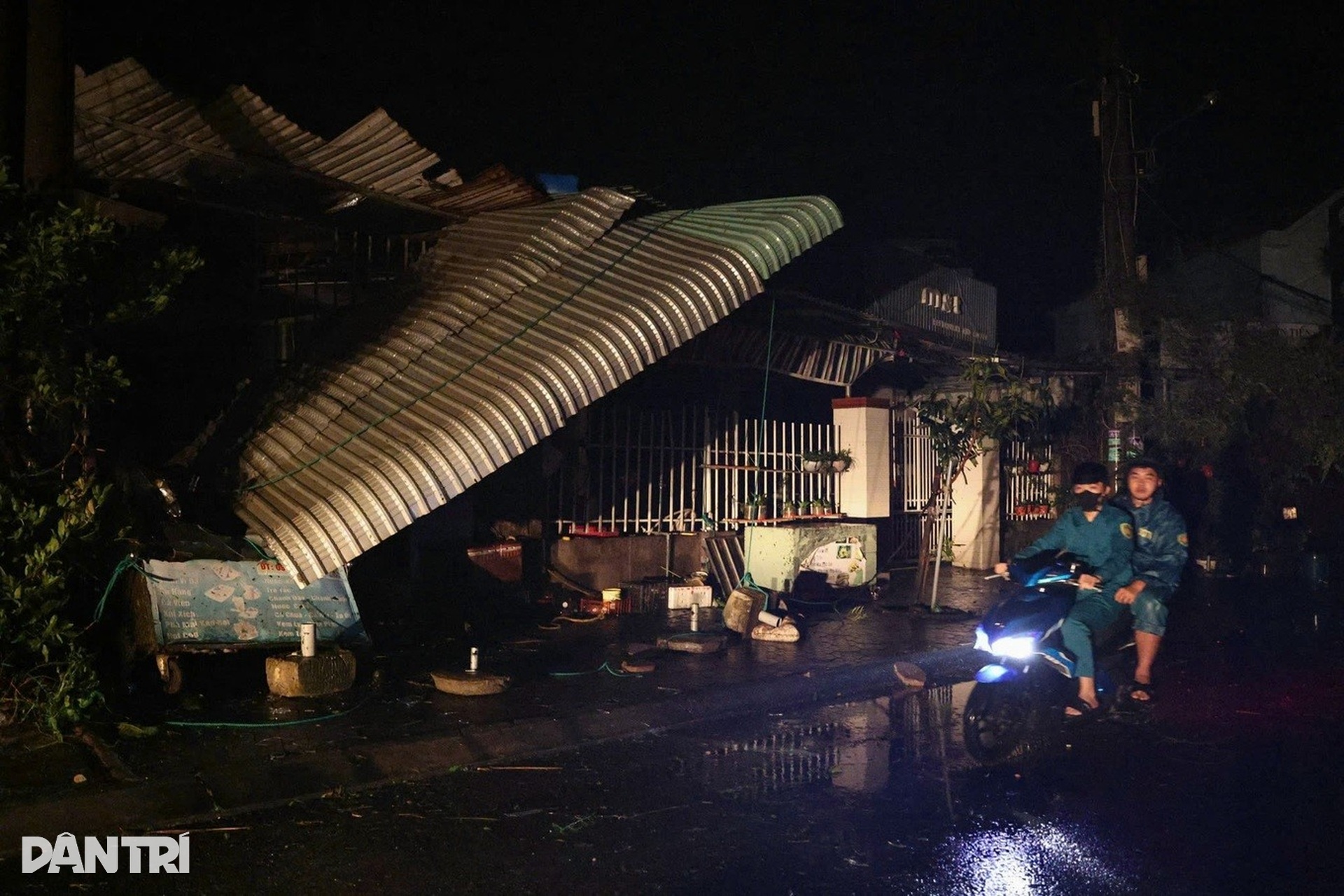 Tôn bay, kính vỡ tơi tả do bão Kalmaegi càn quét - 9 Tôn bay, kính vỡ tơi tả do bão Kalmaegi càn quét - 9