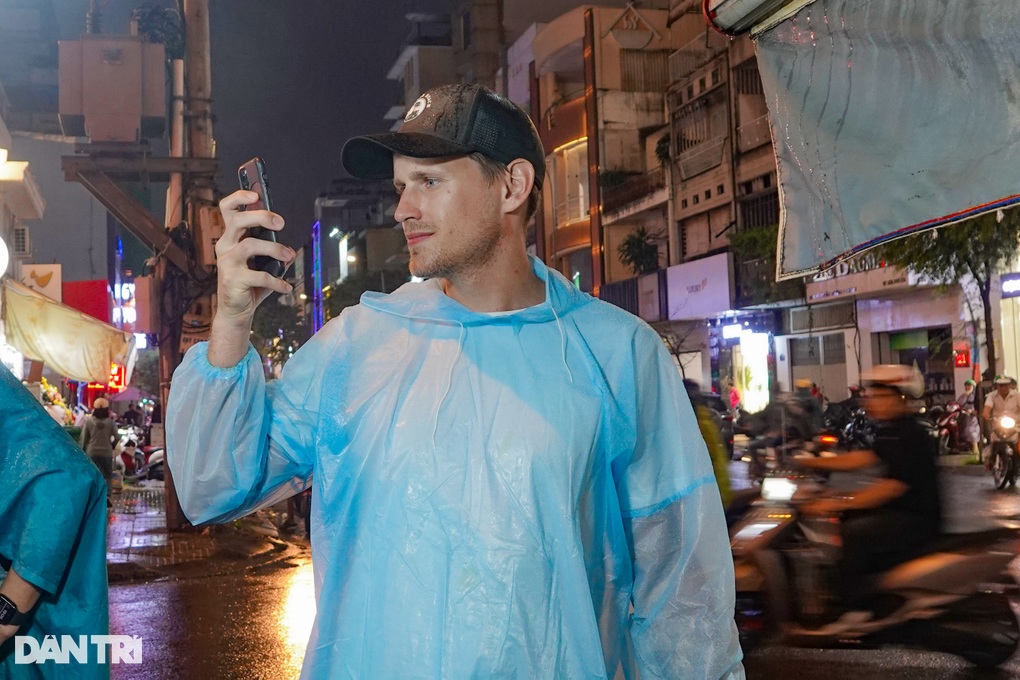 Grilled banana shop has a turnover of 20 million VND/day, Western customers wait in the rain to buy - 1