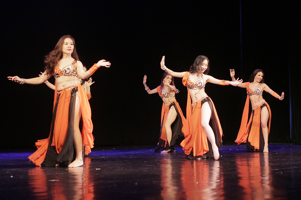 Mãn nhãn “bữa tiệc” bellydance nóng bỏng khiến khán giả không thể ngồi yên - 9
