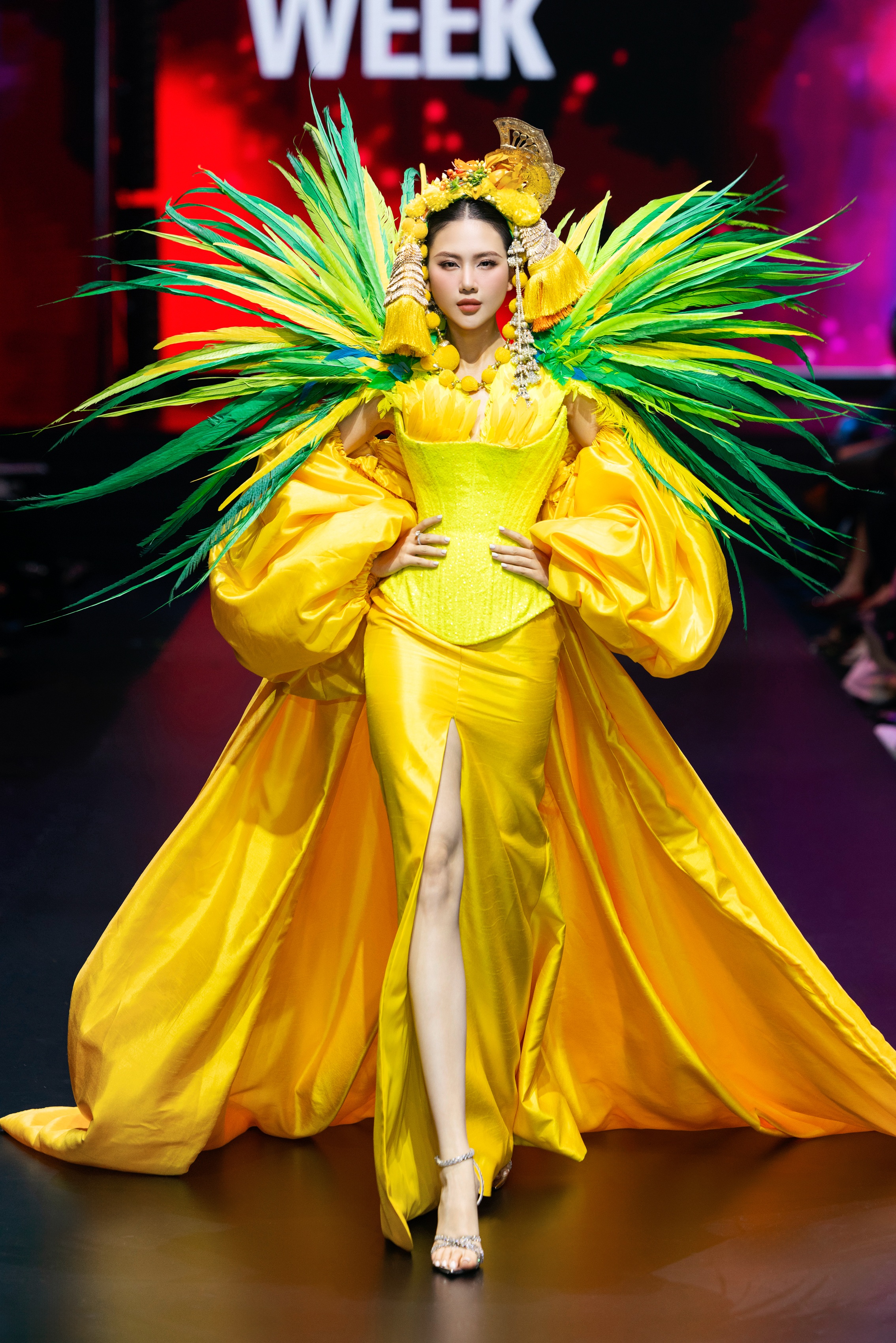 Hoa hậu Bùi Quỳnh Hoa càn quét sàn diễn thời trang - 3