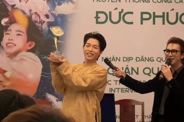 Ca sĩ Đức Phúc khoe chiếc cúp Quán quân Intervision 2025