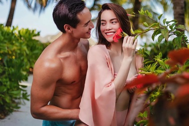 Hồ Ngọc Hà và Kim Lý chia sẻ ảnh tuyệt đẹp trên bãi biển Maldives