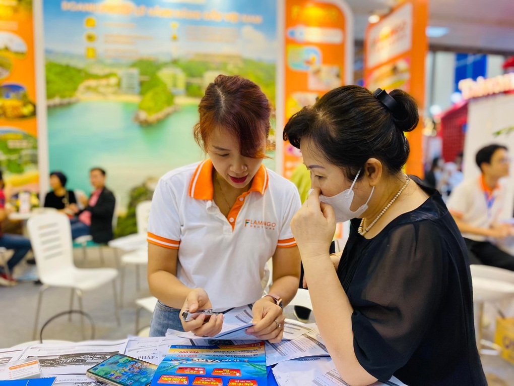Hàng nghìn người xếp hàng săn tour du lịch giá rẻ tại Hà Nội - 9 Hàng nghìn người xếp hàng săn tour du lịch giá rẻ tại Hà Nội - 9