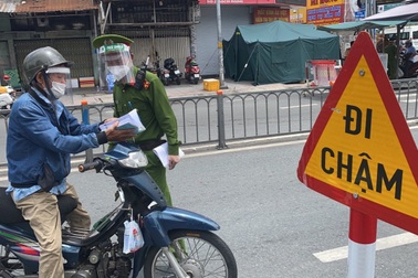 TPHCM yêu cầu khẩn kiểm soát chặt di biến động dân cư, "thúc" tiêm vaccine