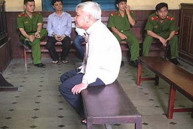 Nổi cơn ghen tuông, tạt axit tình địch đến mù mắt