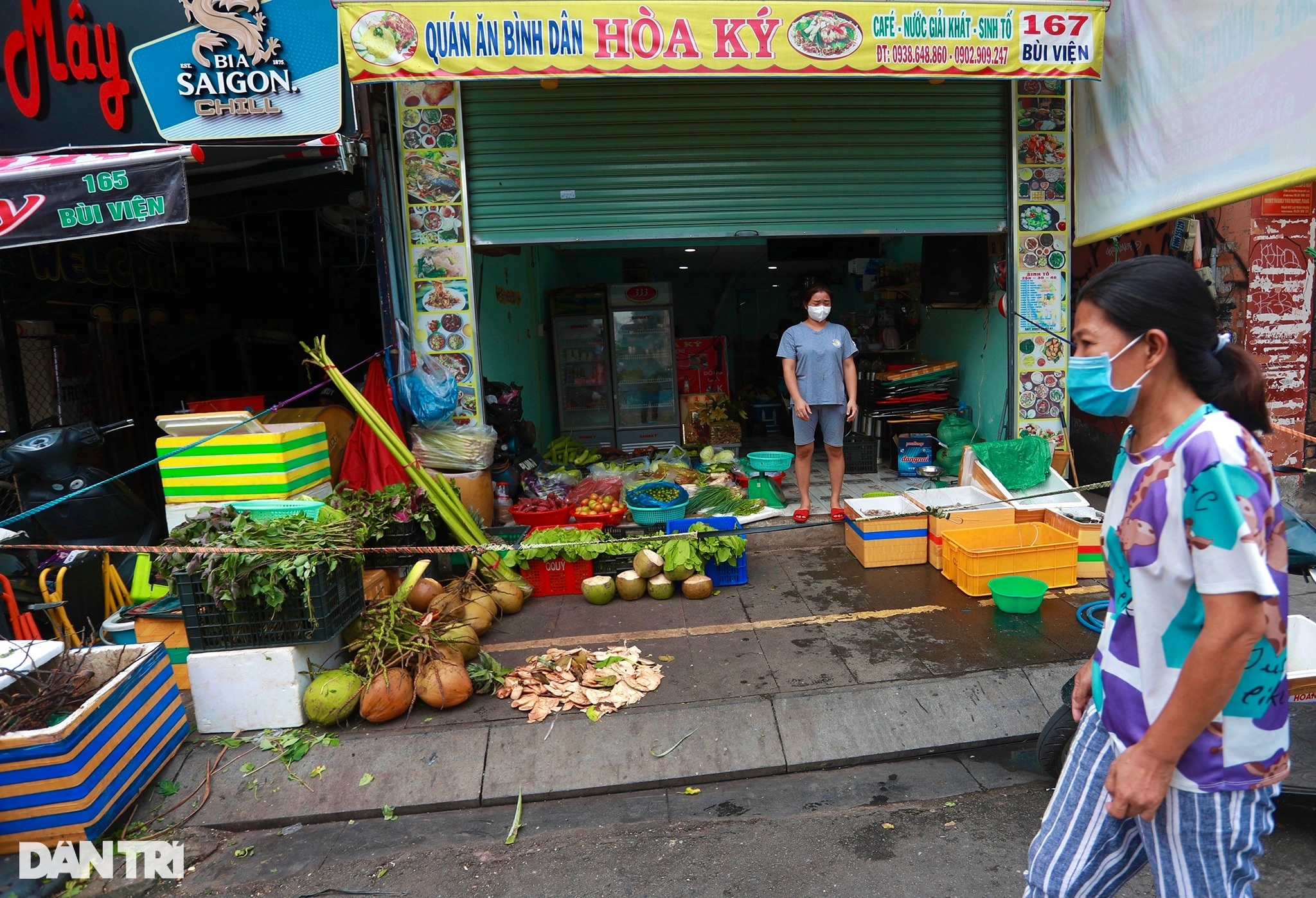 Quán bar, nhà hàng phố Tây Bùi Viện bất ngờ thành quầy bán rau củ, thịt cá - 3 Quán bar, nhà hàng phố Tây Bùi Viện bất ngờ thành quầy bán rau củ, thịt cá - 3