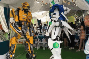 Đám cưới ở TPHCM thuê mô hình robot khổng lồ tiếp khách gây xôn xao