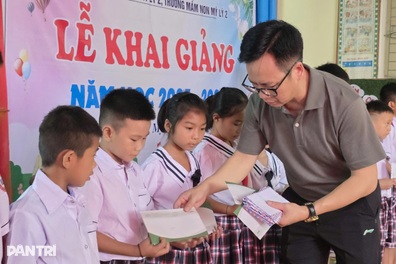 Báo Dân trí trao quà bạn đọc đợt 3 tới học sinh vùng lũ biên giới Nghệ An