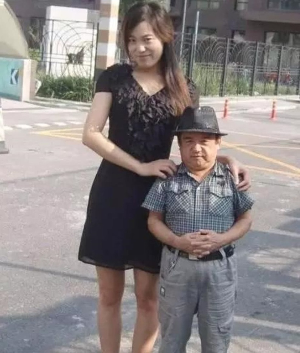 Nam diễn viên lùn nhất Trung Quốc: Lấy 4 người vợ đều là... mỹ nữ - 4 Nam diễn viên lùn nhất Trung Quốc: Lấy 4 người vợ đều là... mỹ nữ - 4