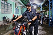 Bị kẹt lại do Covid-19, 5 người nước ngoài mưu sinh bằng nghề... dắt xe máy