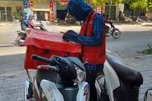 Nghề shipper lên ngôi mùa nắng nóng, "bỏ túi" vài trăm ngàn đồng/ngày