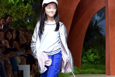 Con gái Vương Phi tự tin sải bước trên sàn diễn thời trang