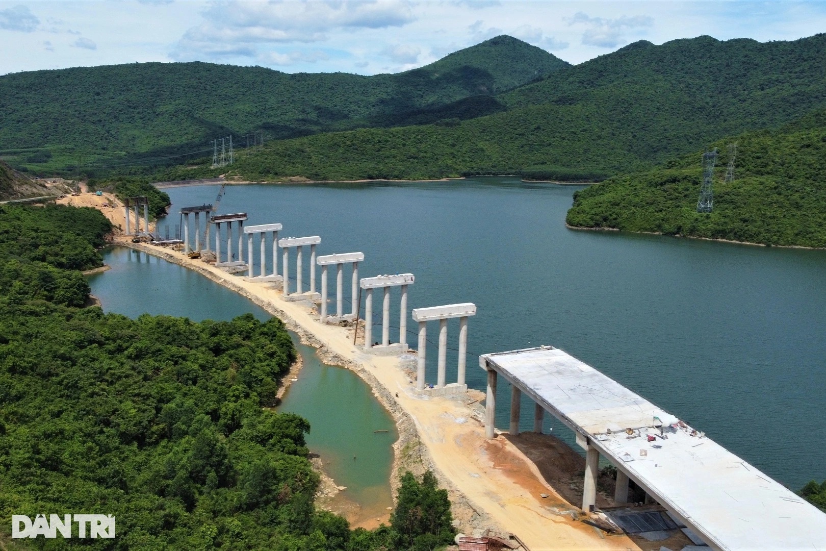 View - Những cây cầu kỳ vĩ xuyên thung lũng, vượt hồ trên cao tốc Vũng Áng - Bùng | Báo Dân trí