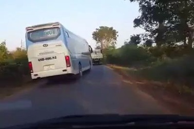Vượt ẩu gây tai nạn, tài xế xe khách xuống kiểm tra xe có bị móp không rồi... thản nhiên đi tiếp