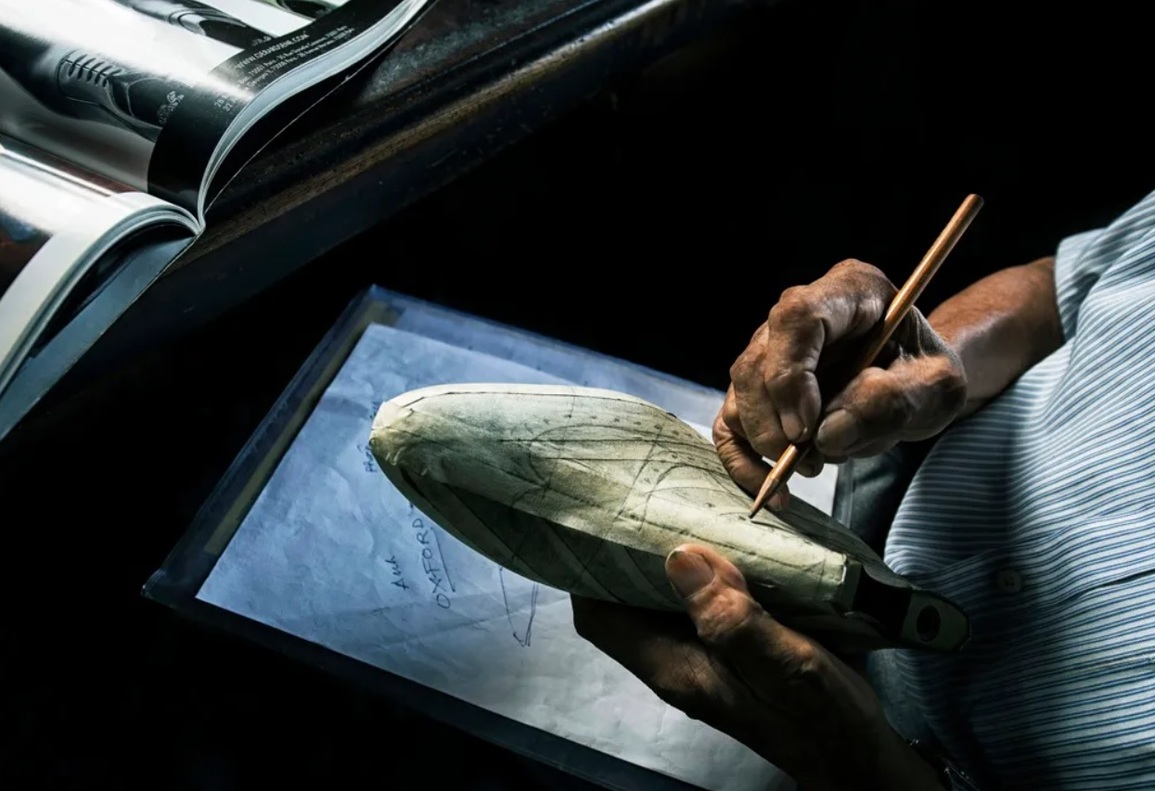 Bộ ảnh chụp người thợ đóng giày 90 tuổi tại Việt Nam gây chú ý - 4