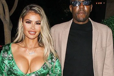 Choáng với váy xẻ bạo của Chloe Sims