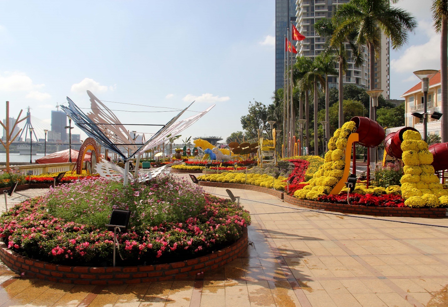 Đàn hổ đủ màu sắc xuống đường hoa Đà Nẵng - 4 Đàn hổ đủ màu sắc xuống đường hoa Đà Nẵng - 4