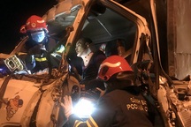 Hà Nội: Ba người bị thương nặng, mắc kẹt trong cabin xe nát bét