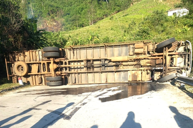 Xe tải lật chắn ngang đường, 3 người thương vong