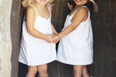 Đáng yêu tình bạn “nối khố” của hai ngôi sao thời trang nhí