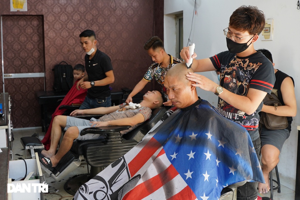 Người dân vội vã đi cắt tóc gội đầu trước khi Hà Nội chính thức cấm từ 13/7 - 3 Người dân vội vã đi cắt tóc gội đầu trước khi Hà Nội chính thức cấm từ 13/7 - 3